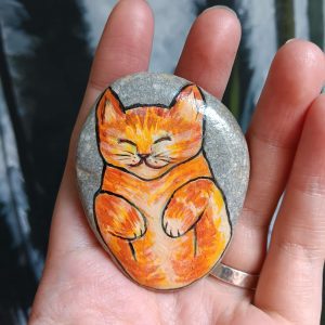 Hand painted ginger cat on a pebble - by Wallace Art Studio